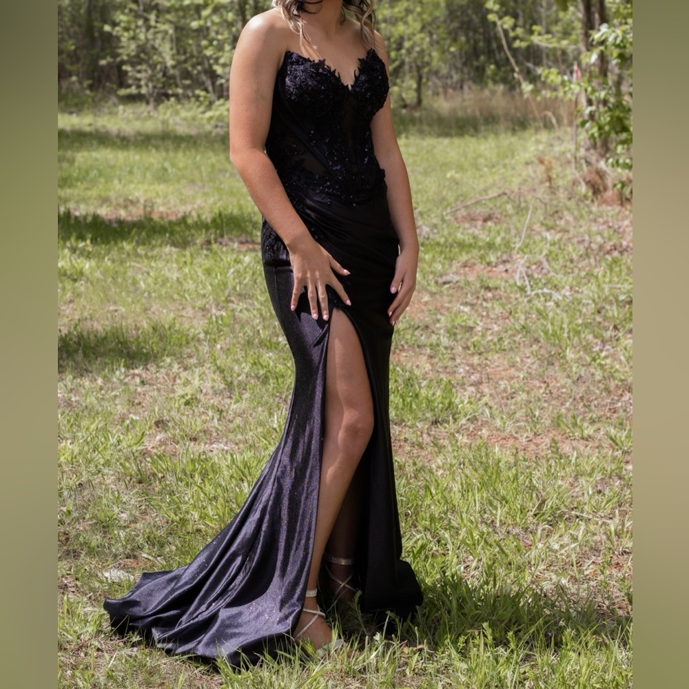Ladivine dresses by Cinderella Divine size 4